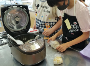 熊本の「シンママ応援団」と連携した「ママを元気にする料理教室」。調理中の様子。